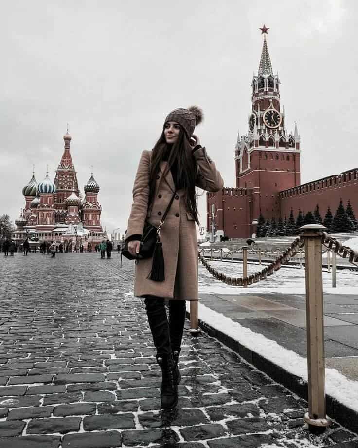 Visual Hook: Модный силуэт в зимнем городском пейзаже с исторической архитектурой. Scen...