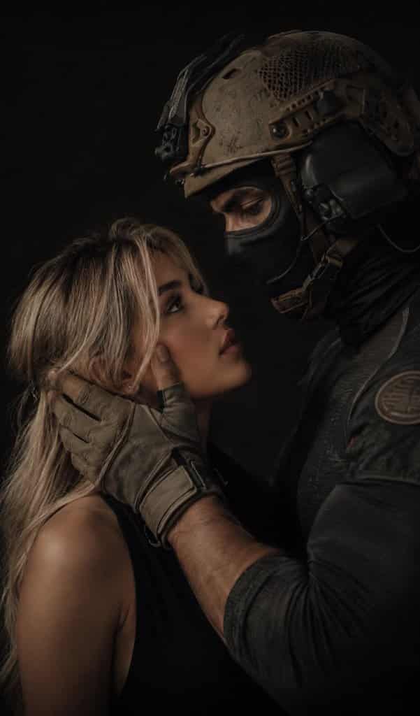 Visual Hook: Интимное взаимодействие между тактическим и нежным образами. Scene: Два че...