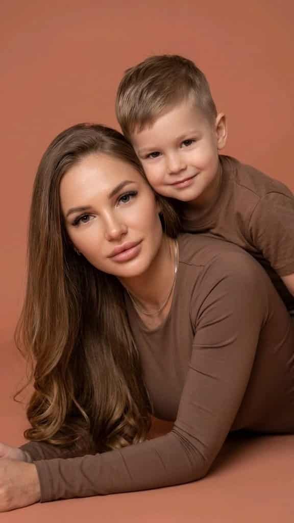 Visual Hook: Intimate, warm, and coordinated portrait of a mother and child. Scene: Суб...